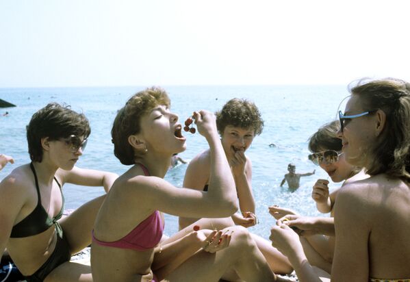 Các thành viên đội khiêu vũ trên băng Liên Xô thư giãn trên bãi biển Alushta, năm 1983 Các thành viên đội khiêu vũ trên băng Liên Xô thư giãn trên bãi biển Alushta, năm 1983 - Sputnik Việt Nam