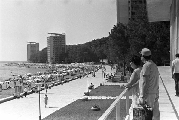 Khu nghỉ mát Pitsunda trên bờ biển Biển Đen, Abkhazia, Kavkaz năm 1968 Khu nghỉ mát Pitsunda trên bờ biển Biển Đen, Abkhazia, Kavkaz năm 1968 - Sputnik Việt Nam