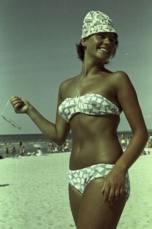 Nữ sinh viên Regina Marinaite tại khu nghỉ mát Palanga, năm 1964 Nữ sinh viên Regina Marinaite tại khu nghỉ mát Palanga, năm 1964 - Sputnik Việt Nam