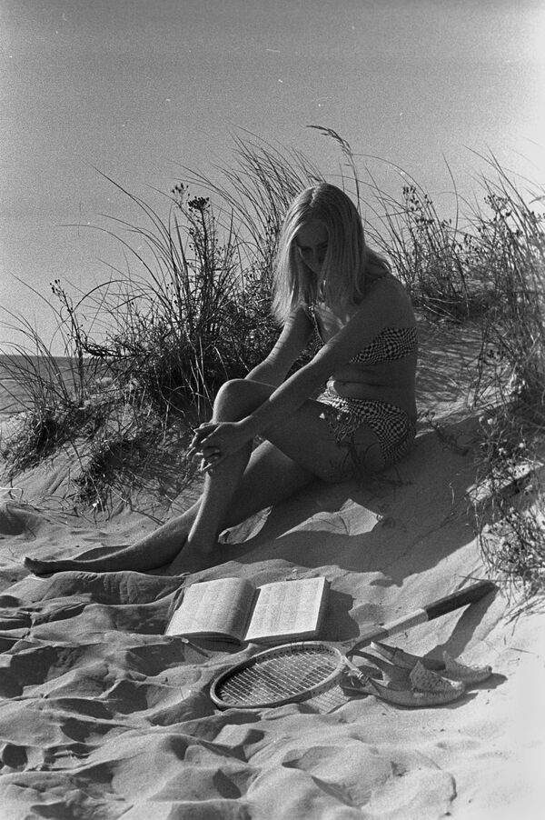 Cô gái bên bờ biển Riga, năm 1968 Cô gái bên bờ biển Riga, năm 1968 - Sputnik Việt Nam