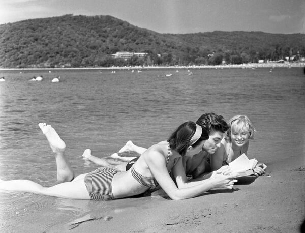 Sinh viên Matxcơva nghỉ ngơi trong trại hè sinh viên ở Anapa, năm 1960 Sinh viên Matxcơva nghỉ ngơi trong trại hè sinh viên ở Anapa, năm 1960 - Sputnik Việt Nam