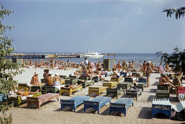 Trên bãi biển ở Luzanovka, Odessa, Ukraina, năm 1980 Trên bãi biển ở Luzanovka, Odessa, Ukraina, năm 1980 - Sputnik Việt Nam
