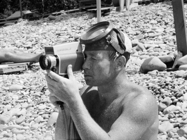 Nhà du hành vũ trụ Alexei Leonov trong kỳ nghỉ ở bờ Biển Đen, năm 1965 Nhà du hành vũ trụ Alexei Leonov trong kỳ nghỉ ở bờ Biển Đen, năm 1965 - Sputnik Việt Nam