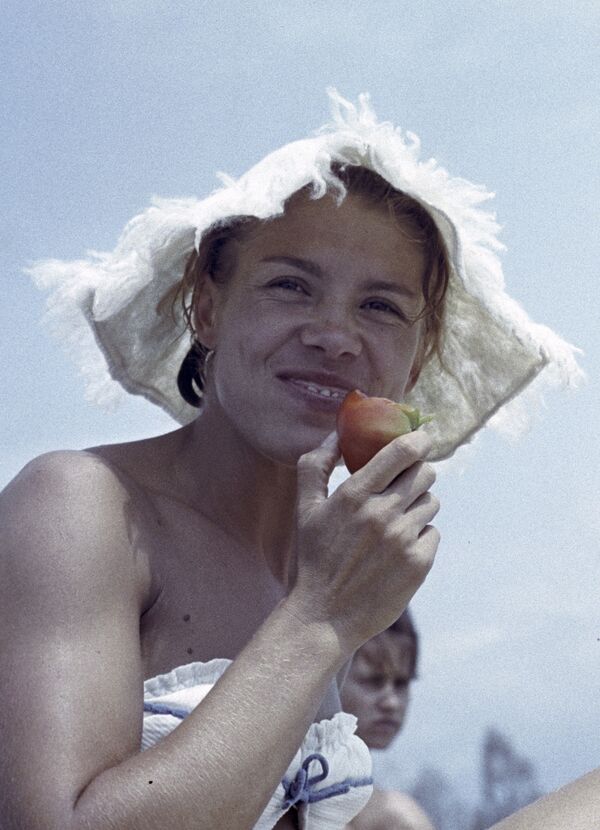 Nhà vô địch thể dục dụng cụ Liên Xô, Châu Âu, thế giới và Thế vận hội Olympic Larisa Latynina trong kỳ nghỉ, năm 1964 Nhà vô địch thể dục dụng cụ Liên Xô, Châu Âu, thế giới và Thế vận hội Olympic Larisa Latynina trong kỳ nghỉ, năm 1964 - Sputnik Việt Nam