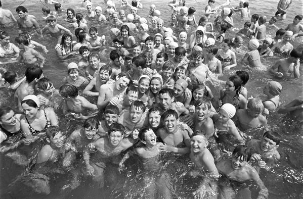 Trẻ em trên Biển Đen, Crưm, năm 1975 Trẻ em trên Biển Đen, Crưm, năm 1975 - Sputnik Việt Nam