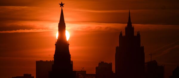 Một trong những ngọn tháp của điện Kremlin  Moskva vào lúc hoàng hôn - Sputnik Việt Nam