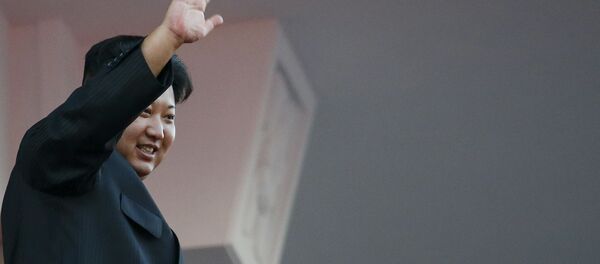 Lãnh đạo Triều Tiên Kim Jong-un trong cuộc diễu binh ở Bình Nhưỡng Lãnh đạo Triều Tiên Kim Jong-un trong cuộc diễu binh ở Bình Nhưỡng - Sputnik Việt Nam