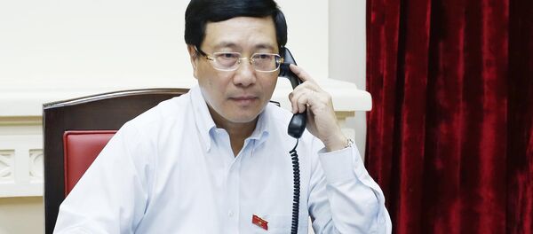 Phó Thủ tướng, Bộ trưởng Ngoại giao Phạm Bình Minh điện đàm với Bộ trưởng Bộ Ngoại giao Singapore Vivian Balakrishnan. Phó Thủ tướng, Bộ trưởng Ngoại giao Phạm Bình Minh điện đàm với Bộ trưởng Bộ Ngoại giao Singapore Vivian Balakrishnan. - Sputnik Việt Nam