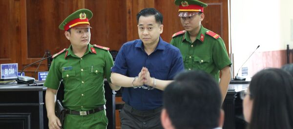 Bị cáo Phan Văn Anh Vũ được dẫn vào phòng xét xử.  - Sputnik Việt Nam