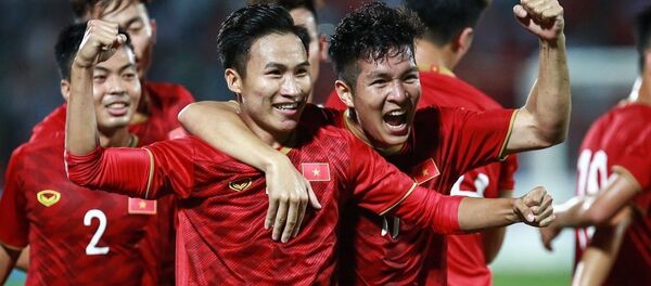 Cầu thủ U23 Việt Nam ăn mừng sau bàn thắng mở tỉ số của Triệu Việt Hưng. Cầu thủ U23 Việt Nam ăn mừng sau bàn thắng mở tỉ số của Triệu Việt Hưng. - Sputnik Việt Nam