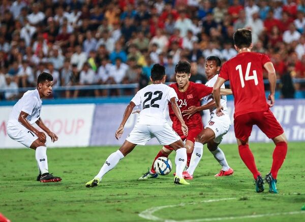 U23 Việt Nam đánh bại ĐT Myanmar trong trận 'thủy chiến' - Sputnik Việt Nam
