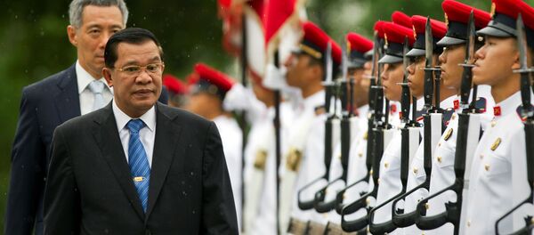Thủ tướng Campuchia Hun Sen và Thủ tướng Singapore Lý Hiển Long  - Sputnik Việt Nam