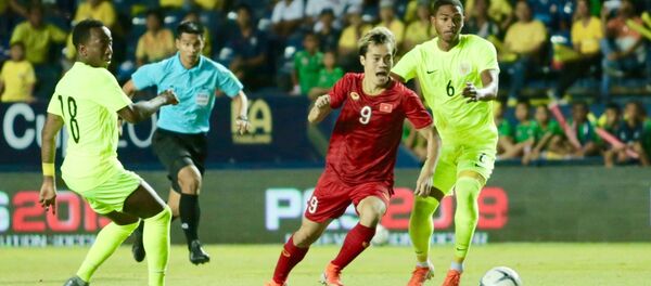 Tiền đạo Văn Toàn (9) tìm cách vượt qua 2 hậu vệ Elson Quincy Hooi (18) và Michael Madionis Mateo Maria (6) của Curacao.  - Sputnik Việt Nam