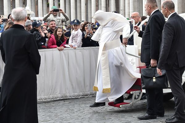 Giáo hoàng Phanxico trong cơn gió mạnh ở Vatican - Sputnik Việt Nam