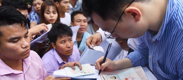 Người dân chen lấn xin visa Hàn Quốc  - Sputnik Việt Nam