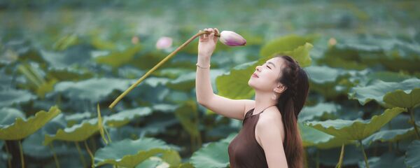 Сô gái chụp ảnh bên hoa sen Сô gái chụp ảnh bên hoa sen - Sputnik Việt Nam