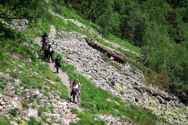 Du khách đi bộ qua Thung lũng Sofia ở Cộng hòa Karachay-Cherkessia - Sputnik Việt Nam