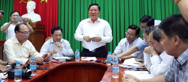 Phó Chủ tịch UBND tỉnh Sóc Trăng Lê Văn Hiểu phát biểu tại buổi họp báo.  - Sputnik Việt Nam