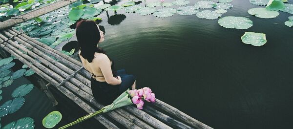 Сô gái chụp ảnh bên hoa sen Сô gái chụp ảnh bên hoa sen - Sputnik Việt Nam