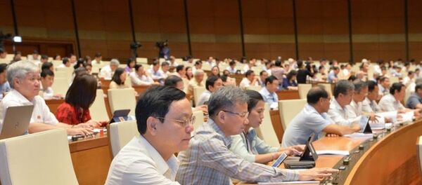 Đại biểu Quốc hội ấn nút biểu quyết trên Hội trường - Sputnik Việt Nam