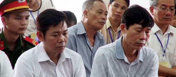 Bị cáo Trần Văn Thắng, Hoàng Đình Khiếu.  - Sputnik Việt Nam