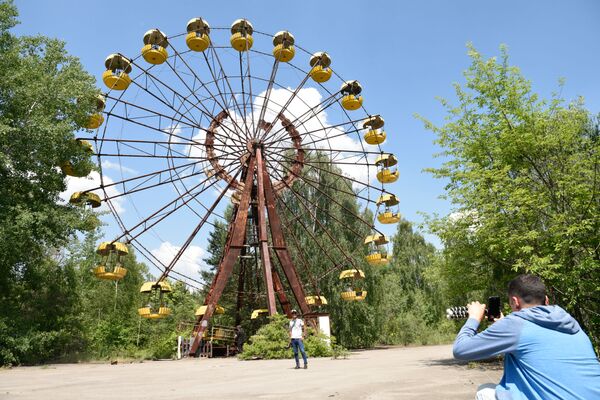 Khách du lịch trong chuyến tham quan khu vực cách ly của nhà máy điện hạt nhân Chernobyl mang tên Vladimir Ilyich Lenin tại thành phố Pripyat - Sputnik Việt Nam