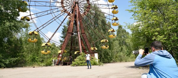 Khách du lịch trong chuyến tham quan khu vực cách ly của nhà máy điện hạt nhân Chernobyl mang tên Vladimir Ilyich Lenin tại thành phố Pripyat - Sputnik Việt Nam