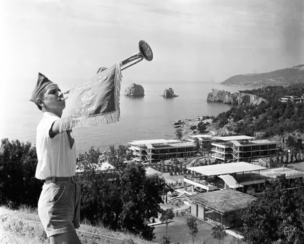 Người thổi kèn trong trại hè Artek, năm 1964 Người thổi kèn trong trại hè Artek, năm 1964 - Sputnik Việt Nam