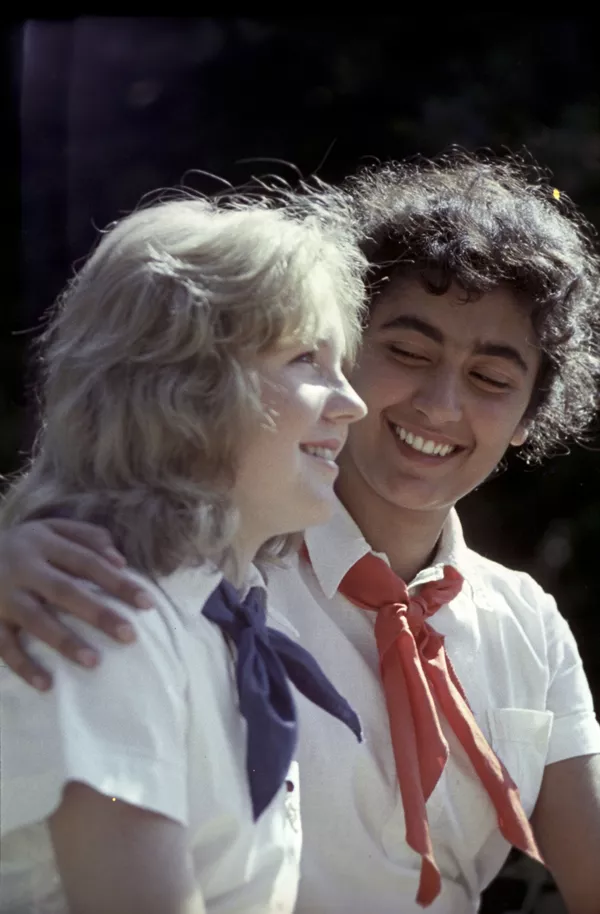 Các đội viên thiếu niên Artek Suriya Dadasheva từ Azerbaijan và Laila Larsen từ Na Uy, năm 1963 Các đội viên thiếu niên Artek Suriya Dadasheva từ Azerbaijan và Laila Larsen từ Na Uy, năm 1963 - Sputnik Việt Nam