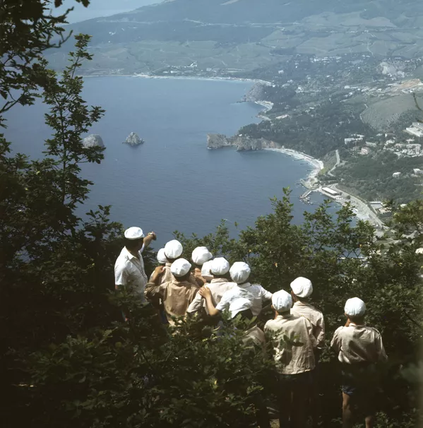 Quang cảnh từ núi Ayu-Dag nhìn sang trại hè Artek, năm 1972 Quang cảnh từ núi Ayu-Dag nhìn sang trại hè Artek, năm 1972 - Sputnik Việt Nam