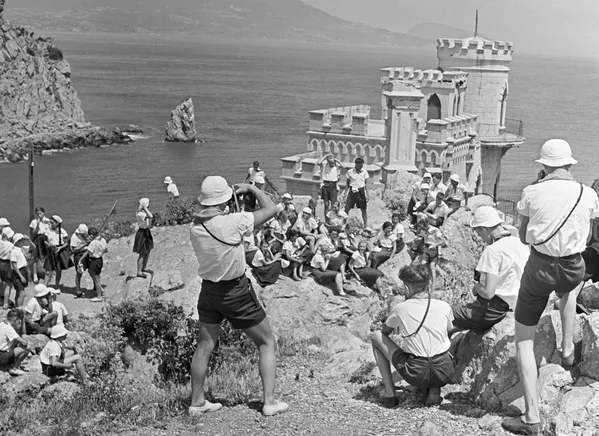Các đội viên thiếu niên tiền phong Artek chụp ảnh bên lâu đài Tổ yến, năm 1958 Các đội viên thiếu niên tiền phong Artek chụp ảnh bên lâu đài Tổ yến, năm 1958 - Sputnik Việt Nam