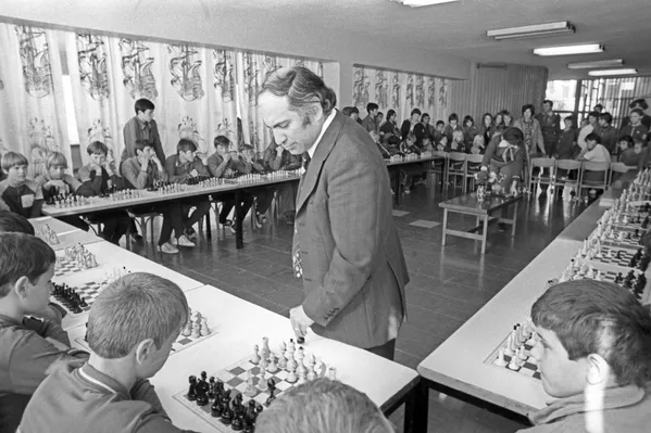 Nhà vô địch thế giới Mikhail Tal hướng dẫn các em thiếu nhi chơi cờ tại Trại hè Artek, năm 1977 Nhà vô địch thế giới Mikhail Tal hướng dẫn các em thiếu nhi chơi cờ tại Trại hè Artek, năm 1977 - Sputnik Việt Nam