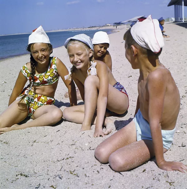 Các em đội viên tại trại hè thiếu nhi Artek ở Biển Đen, năm 1970 Các em đội viên tại trại hè thiếu nhi Artek ở Biển Đen, năm 1970 - Sputnik Việt Nam