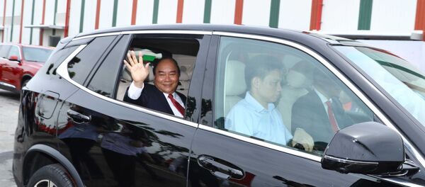 Thủ tướng Nguyễn Xuân Phúc kiểm tra chất lượng vận hành xe Vinfast. - Sputnik Việt Nam