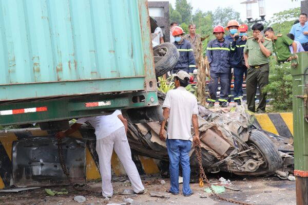 Hé lộ nguyên nhân ban đầu vụ container đâm xe con khiến 5 người chết Hé lộ nguyên nhân ban đầu vụ container đâm xe con khiến 5 người chết - Sputnik Việt Nam