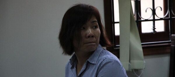 bị cáo Nguyễn Thị Nga quay xuống tìm người thân. bị cáo Nguyễn Thị Nga quay xuống tìm người thân. - Sputnik Việt Nam