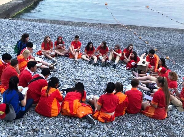 Đọc thơ Pushkin, múa trống cơm, làm nem: Học sinh Việt Nam tại trại hè huyền thoại “Artek” Đọc thơ Pushkin, múa trống cơm, làm nem: Học sinh Việt Nam tại trại hè huyền thoại “Artek” - Sputnik Việt Nam