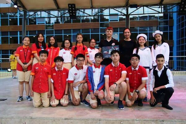 Đọc thơ Pushkin, múa trống cơm, làm nem: Học sinh Việt Nam tại trại hè huyền thoại “Artek” Đọc thơ Pushkin, múa trống cơm, làm nem: Học sinh Việt Nam tại trại hè huyền thoại “Artek” - Sputnik Việt Nam