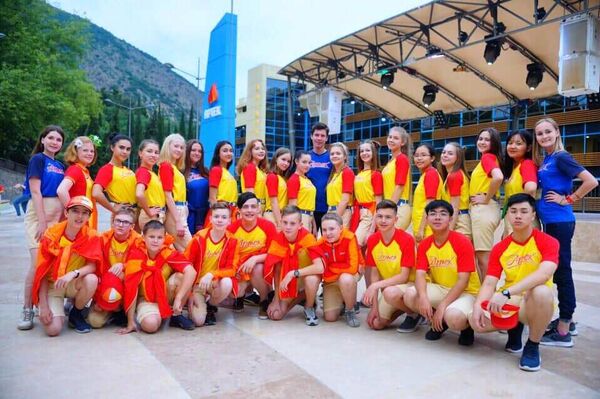 Đọc thơ Pushkin, múa trống cơm, làm nem: Học sinh Việt Nam tại trại hè huyền thoại “Artek” Đọc thơ Pushkin, múa trống cơm, làm nem: Học sinh Việt Nam tại trại hè huyền thoại “Artek” - Sputnik Việt Nam