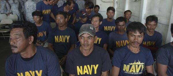 Các thủy thủ người Philippines được cứu hộ trên tàu BRP Ramon Alcuaz - Sputnik Việt Nam