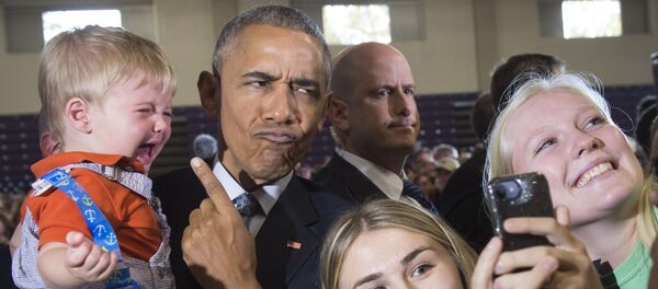 Tổng thống Mỹ Barack Obama và những người ủng hộ  bao quanh, chụp ảnh selfie với ông - Sputnik Việt Nam
