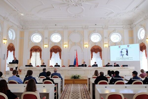 Cây đào ở St. Petersburg nở hoa phục vụ đúng dịp Ngày sinh Chủ tịch Hồ Chí Minh - Sputnik Việt Nam