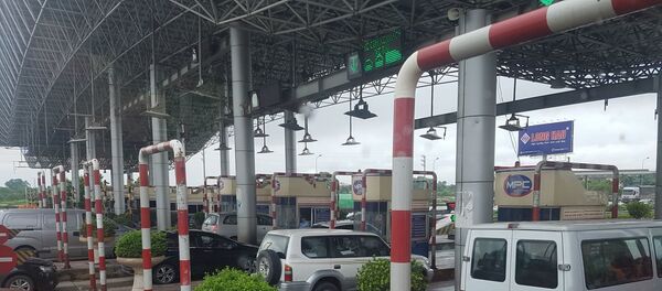 Thực hiện thu phí không dừng sẽ khắc phục được tình trạng dồn ứ tại các trạm thu phí. Thực hiện thu phí không dừng sẽ khắc phục được tình trạng dồn ứ tại các trạm thu phí. - Sputnik Việt Nam