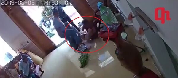 Hình ảnh bà Tư đá thẳng vào mặt bà Th. - Sputnik Việt Nam