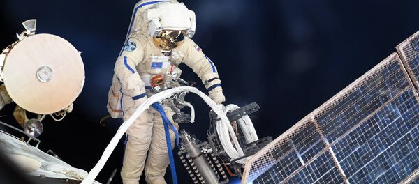 Российский космонавт во время выхода в открытый космос Российский космонавт во время выхода в открытый космос - Sputnik Việt Nam