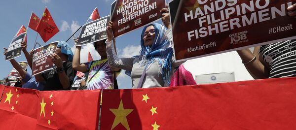 Người biểu tình tại Công viên Rizal ở Manila lên án một sự cố gần đây khi một tàu cá Trung Quốc va chạm một tàu cá Philippines - Sputnik Việt Nam