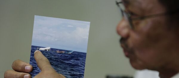 Bộ trưởng Nông nghiệp Philippines trình bức ảnh chụp tàu cá Philippines gặp nạn trong buổi họp báo hôm 17/6. - Sputnik Việt Nam