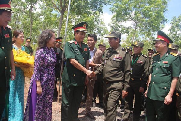 Bộ trưởng Quốc phòng Campuchia: 'Sự giúp đỡ của Việt Nam không phải là xâm lược' Bộ trưởng Quốc phòng Campuchia: 'Sự giúp đỡ của Việt Nam không phải là xâm lược' - Sputnik Việt Nam