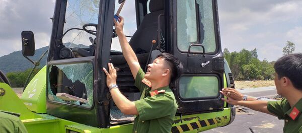 Lực lượng công an khám nghiệm phương tiện bị phá hủy Lực lượng công an khám nghiệm phương tiện bị phá hủy - Sputnik Việt Nam