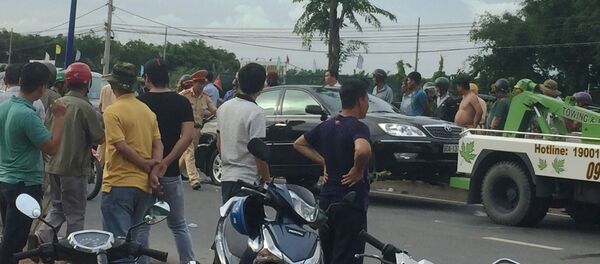 Nhóm thanh niên xăm trổ bao vây ô tô chở công an ở Đồng Nai Nhóm thanh niên xăm trổ bao vây ô tô chở công an ở Đồng Nai - Sputnik Việt Nam